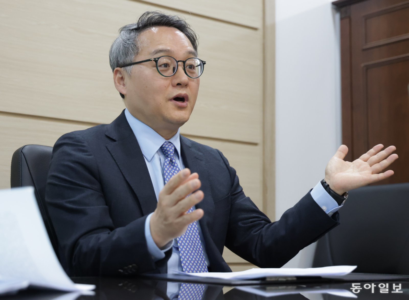 정홍식 법무부 국제법무국장이 26일 경기 과천시 법무부에서 론스타와 벌인 투자자-국가 분쟁(ISDS) 취소 사건 과정을 설명하고 있다. 그는 3년 만에 얻어낸 ‘전부 승소’를 통해 “4000억 원에 가까운 국민 세금을 지켜냈다”고 말했다. 박형기 기자 oneshot@donga.com