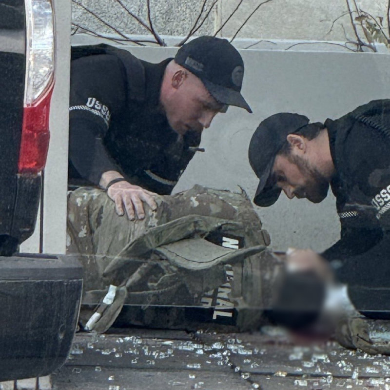 기습 총격에 쓰러진 주방위군 26일 미국 워싱턴 백악관 인근에서 총격을 당한 주방위군 소속 병사를 다른 병사들이 살펴보고 있다. 이날 오후 벌어진 총격 사건으로 이 병사를 포함한 주방위군 소속 병사 2명과 용의자 1명이 중태에 빠졌다. 워싱턴포스트(WP) 등은 용의자의 이름은 라마눌라 라칸왈이며 아프가니스탄 국적자로 2021년 9월 미국에 입국했다고 전했다. 그는 현장에 있던 다른 주방위군에 의해 체포됐고, 이 과정에서 크게 다친 것으로 알려졌다. 사진 출처 X