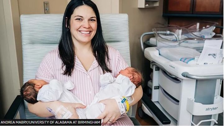 2개의 자궁과 2개의 자궁경부를 가진 미 앨라배마주 도라의 켈시 해처라는 여성이 2023년 각각의 자궁에 1명씩 임신된 2명의 여아를 낳았다. (BBC) 뉴시스