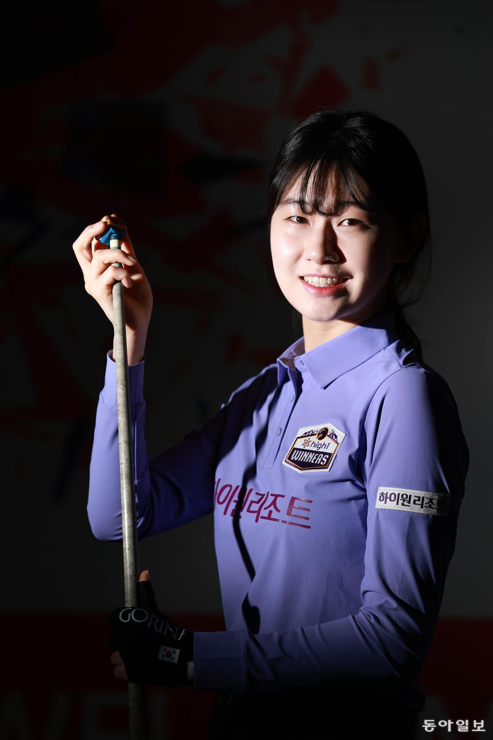 ‘원조 퀸’ 이미래가 17일 경기 고양시 킨텍스 PBA 스타디움 보조경기장에서 큐에 초크를 문지르는 자세로 카메라 앞에 섰다. 고양=전영한 기자 scoopjyh@donga.com