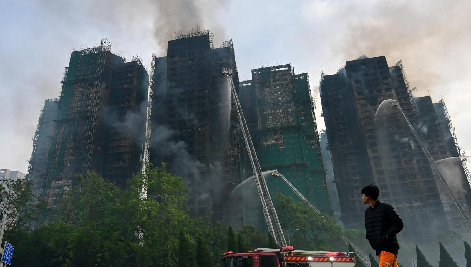 27일 홍콩 북부 타이포 지역의 고층 아파트 단지 ‘웡푹코트’에서 검은 연기가 치솟고 있다. 전날 오후 이곳에서 발생한 대형 화재로 최소 65명이 사망했다. 타이포=신화 뉴시스