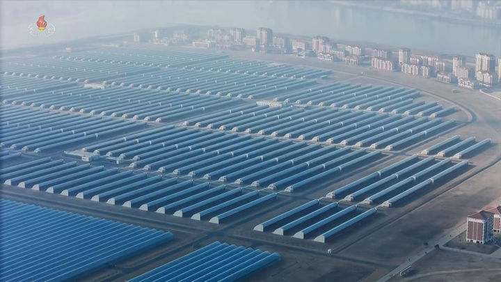 새로 건설된 신의주온실종합농장 전경. 외곽에 건설된 아파트는 준공한 지 1년이 됐지만 아직 전기와 물 공급이 제대로 이뤄지지 않고 있다. 조선중앙TV 캡처