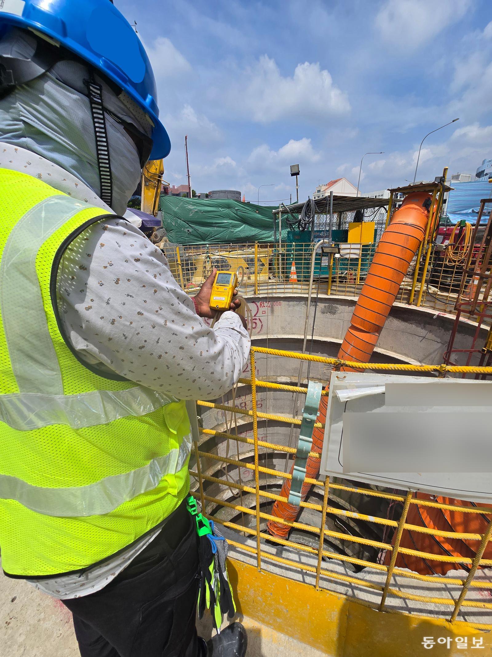 굴착장 가스 누출 수시로 점검 안전 관리자가 유독 가스 누출을 막기 위해 굴착장 내부를 탐지하고 있다. 싱가포르=최혜령 기자 herstory@donga.com