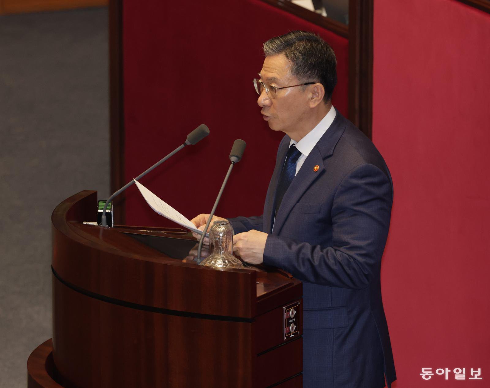 추경호의 신상발언과 정성호 법무장관 27일 오후 국회 본회의에서 국민의힘 추경호 의원에 대한 체포동의 요구서(체포동의안)이 상정돼 됐다. 2026.11.27 이훈구 기자 ufo@donga.com