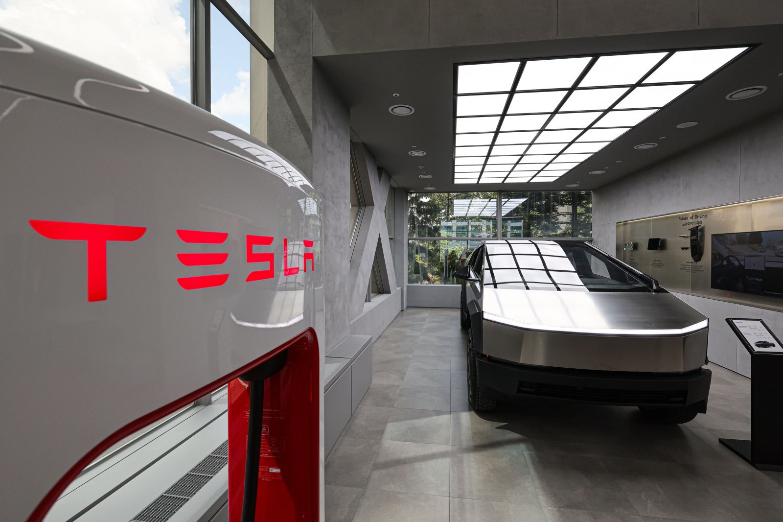 29일 서울 시내 테슬라 스토어에 사이버트럭이 전시되어 있다.  테슬라는 오늘부터 전기 픽업트럭 사이버트럭을 한국 시장에 공식 출시한다. 2023년 말 미국에서 첫 선을 보인 지 약 1년 반 만이다. 라인업은 사륜구동(AWD)과 고성능 ‘사이버비스트’ 두 가지다. 2025.08.29 뉴시스