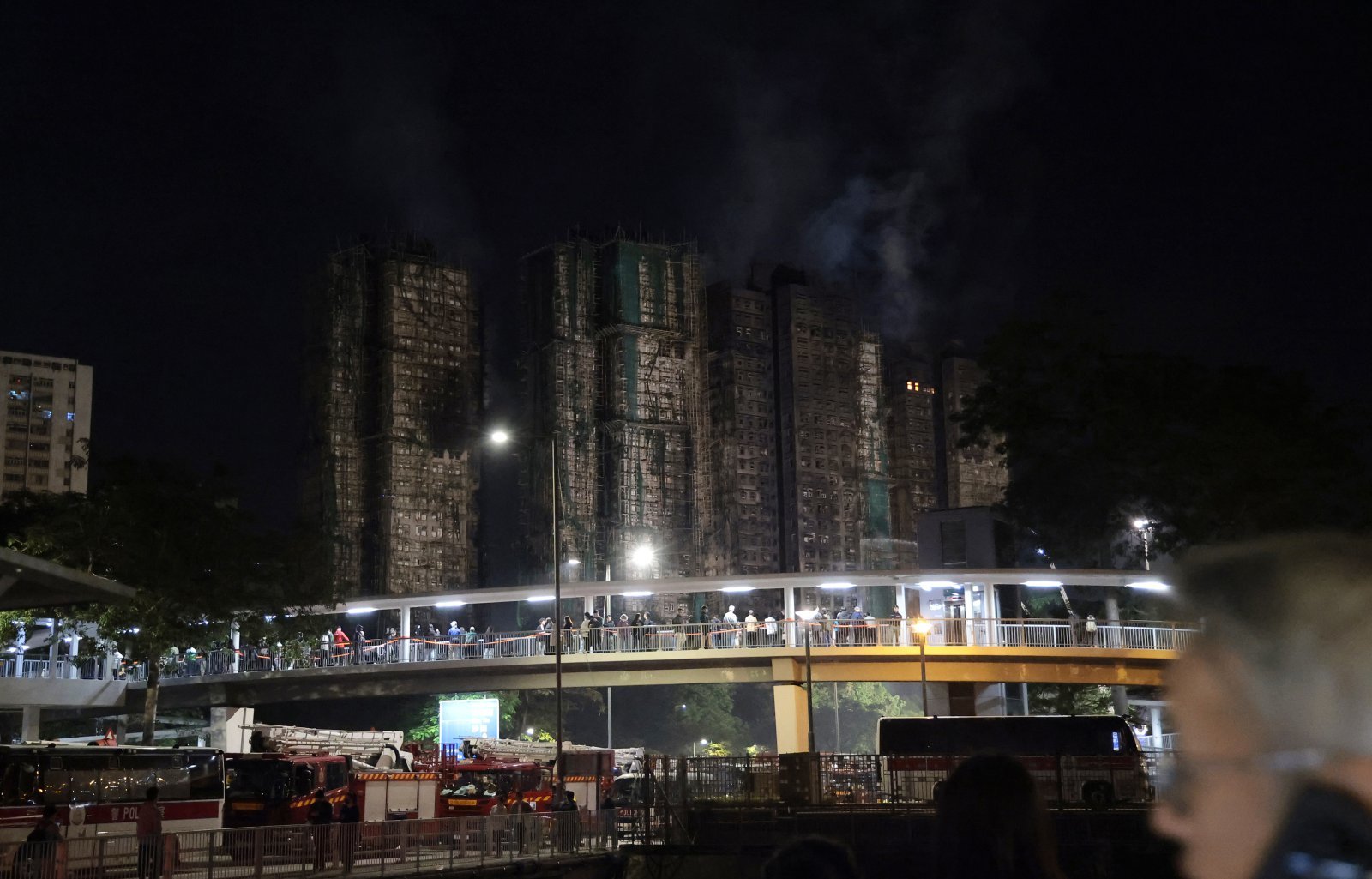 27일 홍콩 북부 타이포 구역의 아파트 단지 웡 푹 코트(Wang Fuk Court) 화재 현장에서 소방대원들이 잔불 진화 작업을 이어가고 있다. 2025.11.27 뉴스1