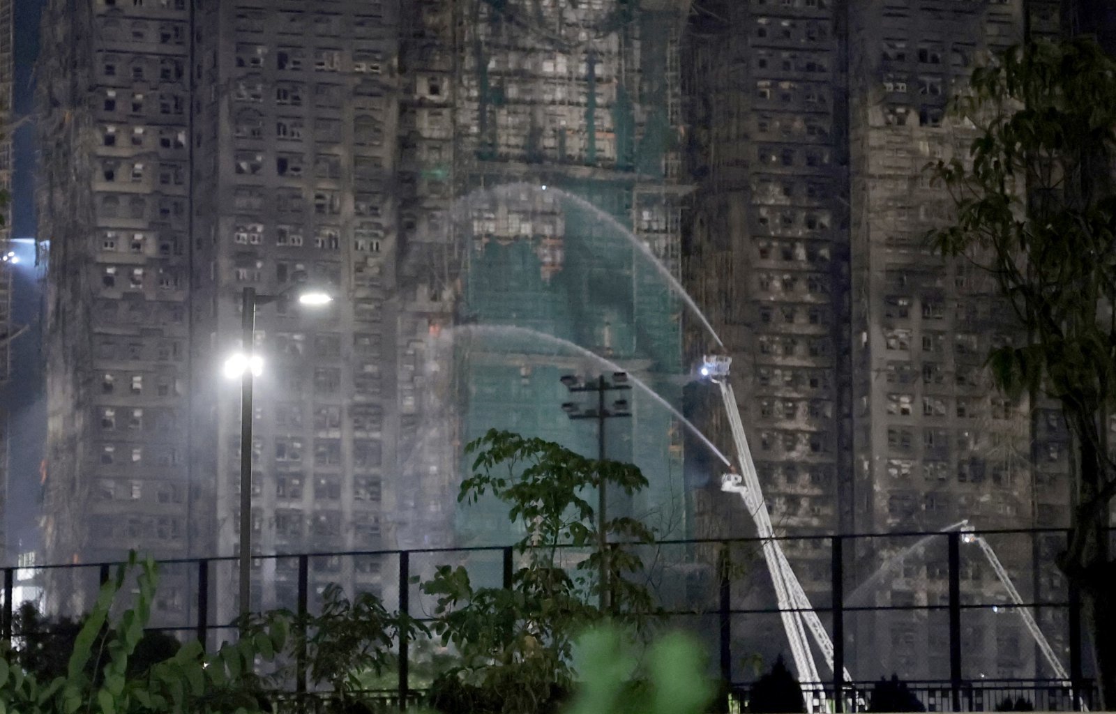 27일 홍콩 북부 타이포 구역의 아파트 단지 웡 푹 코트(Wang Fuk Court) 화재 현장에서 소방대원들이 잔불 처리를 하고 있다. 2025.11.27 뉴스1