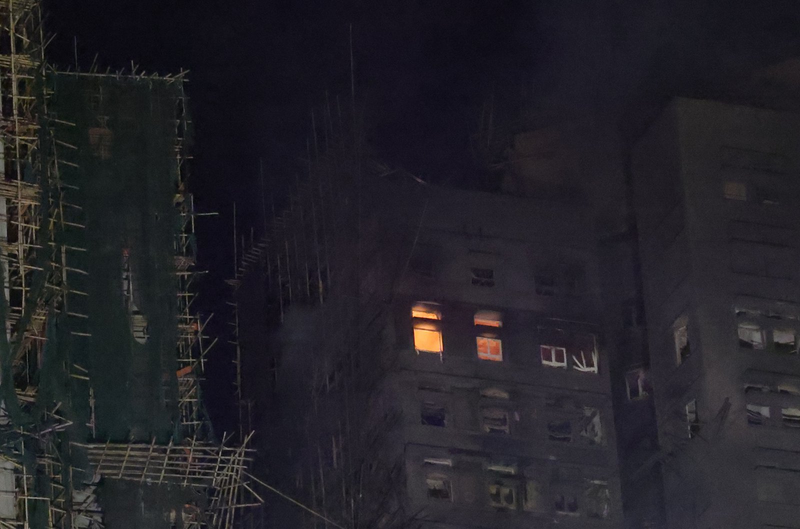 27일 대형 화재가 발생한 홍콩 북부 타이포 구역의 웡 푹 코트 아파트 단지에 불길이 여전히 남아 있다. 지난 26일 발생한 화재로 최소 75명이 사망했다. 2025.11.28 뉴스1