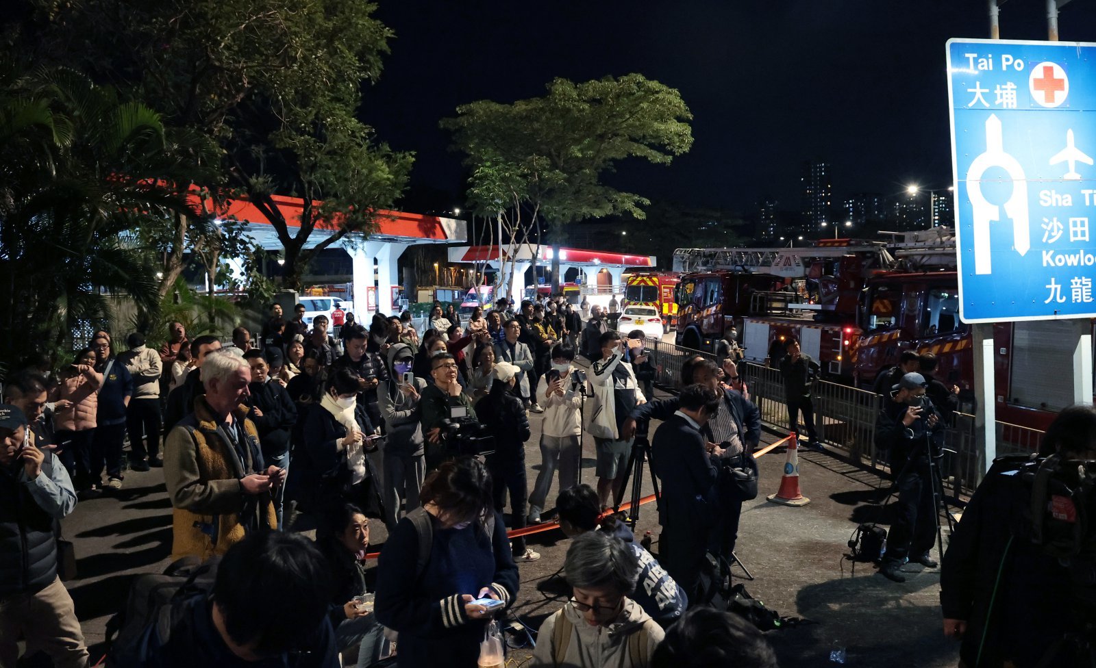 27일 홍콩 왕푹 코트에서 발생한 대형 아파트 화재 현장을 찾은 시민들이 안타까운 모습으로 화재 현장을 바라보고 있다. 2025.11.27 뉴스1