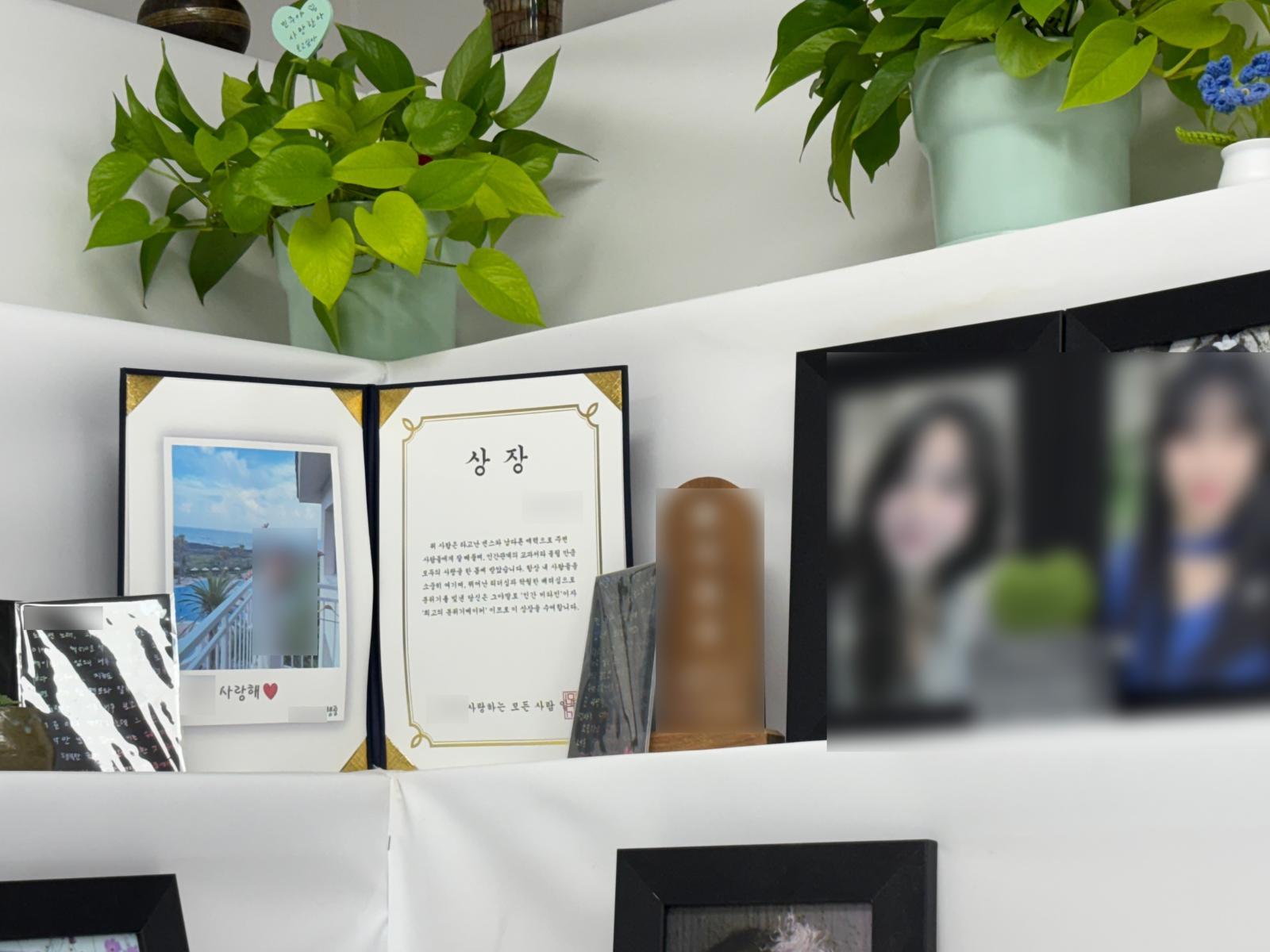 사고 발생 1년을 앞둔 27일 무안국제공항 제주항공 여객기 참사 추모공간에 놓인 한 상장의 모습. 뉴스1