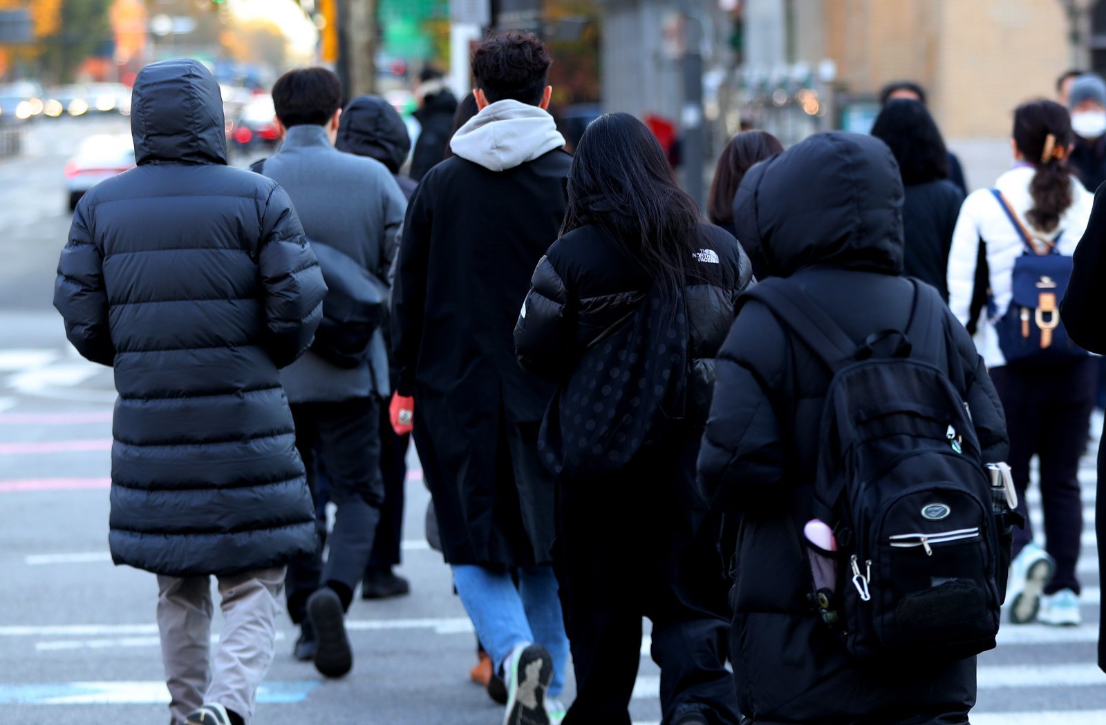 영하권 날씨를 보인 19일 서울 종로구 광화문네거리에서 두꺼운 옷차림을 한 시민들이 이동하고 있다. 2025.11.19 뉴시스