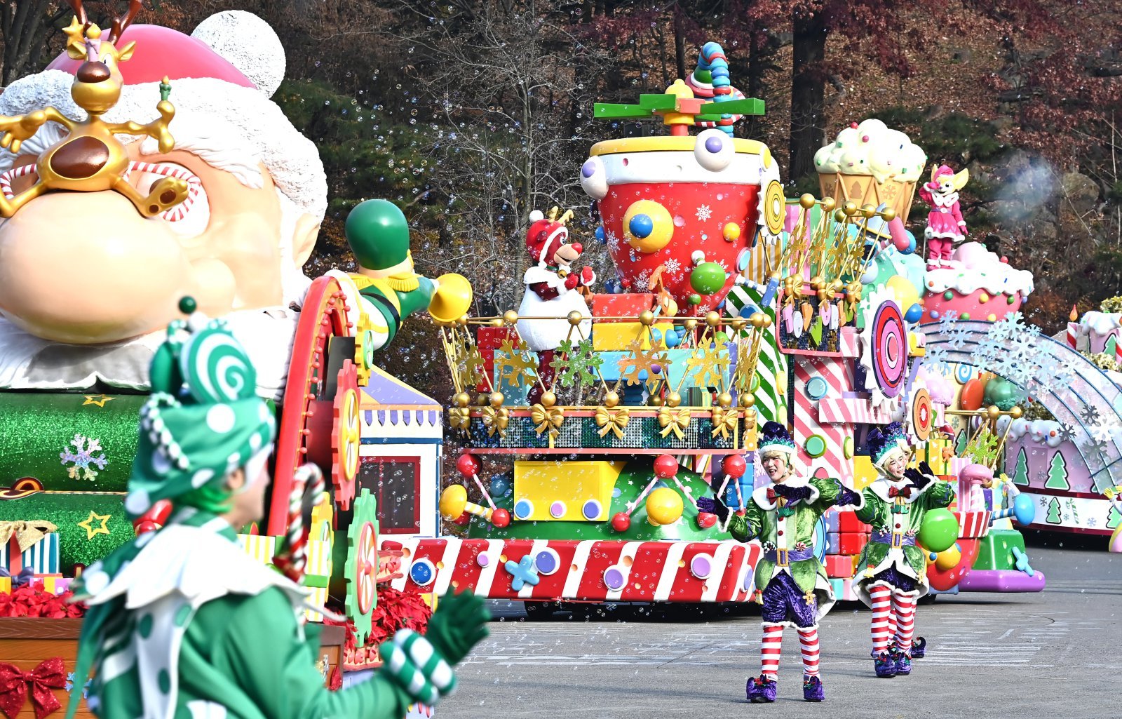 26일 경기 용인시 에버랜드에서 크리스마스 판타지 ‘블링블링 X-Mas 퍼레이드’ 리허설이 진행되고 있다.   에버랜드는 오는 28일부터 다음달 31일까지 성탄절 분위기를 즐길 수 있는 크리스마스 판타지 겨울축제를 개최한다. 2025.11.26 뉴시스