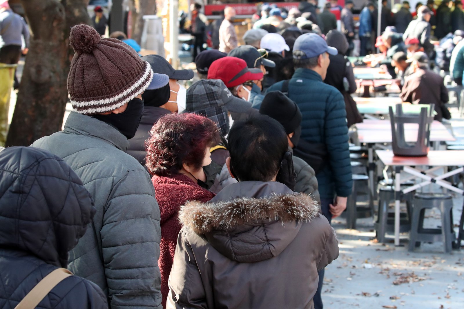 기온이 크게 내려가 초겨울 날씨를 보인 18일 대구 달서구 두류공원 사랑해밥차 무료급식소를 찾은 시민들이 줄지어 점심 배식을 기다리고 있다. 2025.11.18/뉴스1
