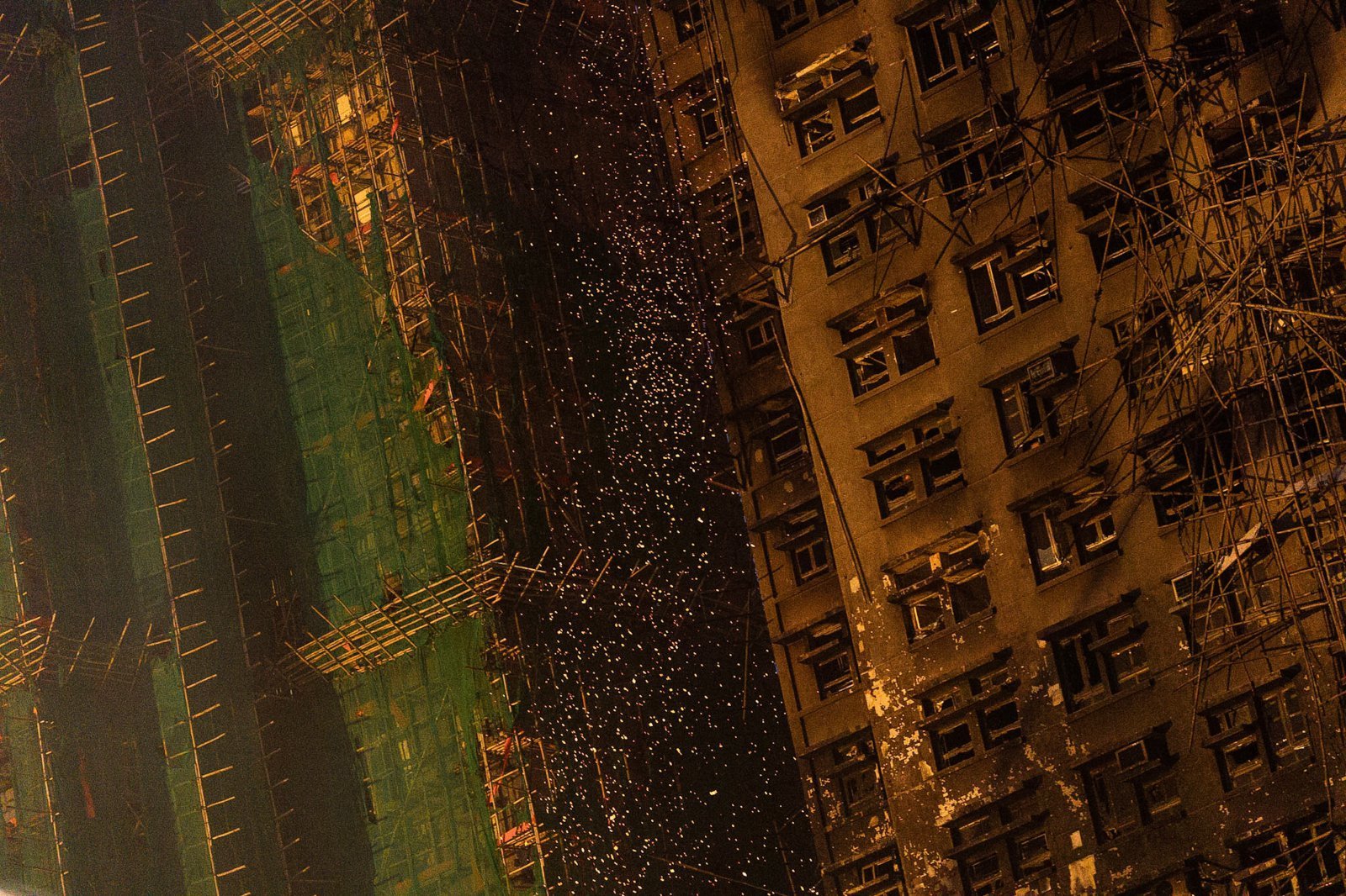 27일(현지 시간) 홍콩 북부 타이포 구역의 ‘웡 푹 코트’ 아파트 단지 화재 현장에서 불꽃이 튀고 있다. 지난 26일 발생한 이 화재로 31층 아파트 8개 동 중 7개 동에 불이 번졌고 최소 94명이 숨지고 70명 이상이 부상을 입었으며 279명이 실종된 것으로 알려졌다. 2025.11.27 홍콩=AP 뉴시스