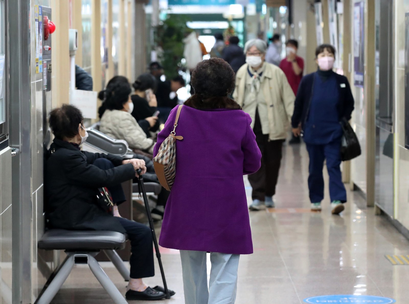 독감 환자가 급증하고 있는 지난 26일 대구 중구의 한 병원을 찾은 환자들이 진료를 기다리고 있다. 뉴스1