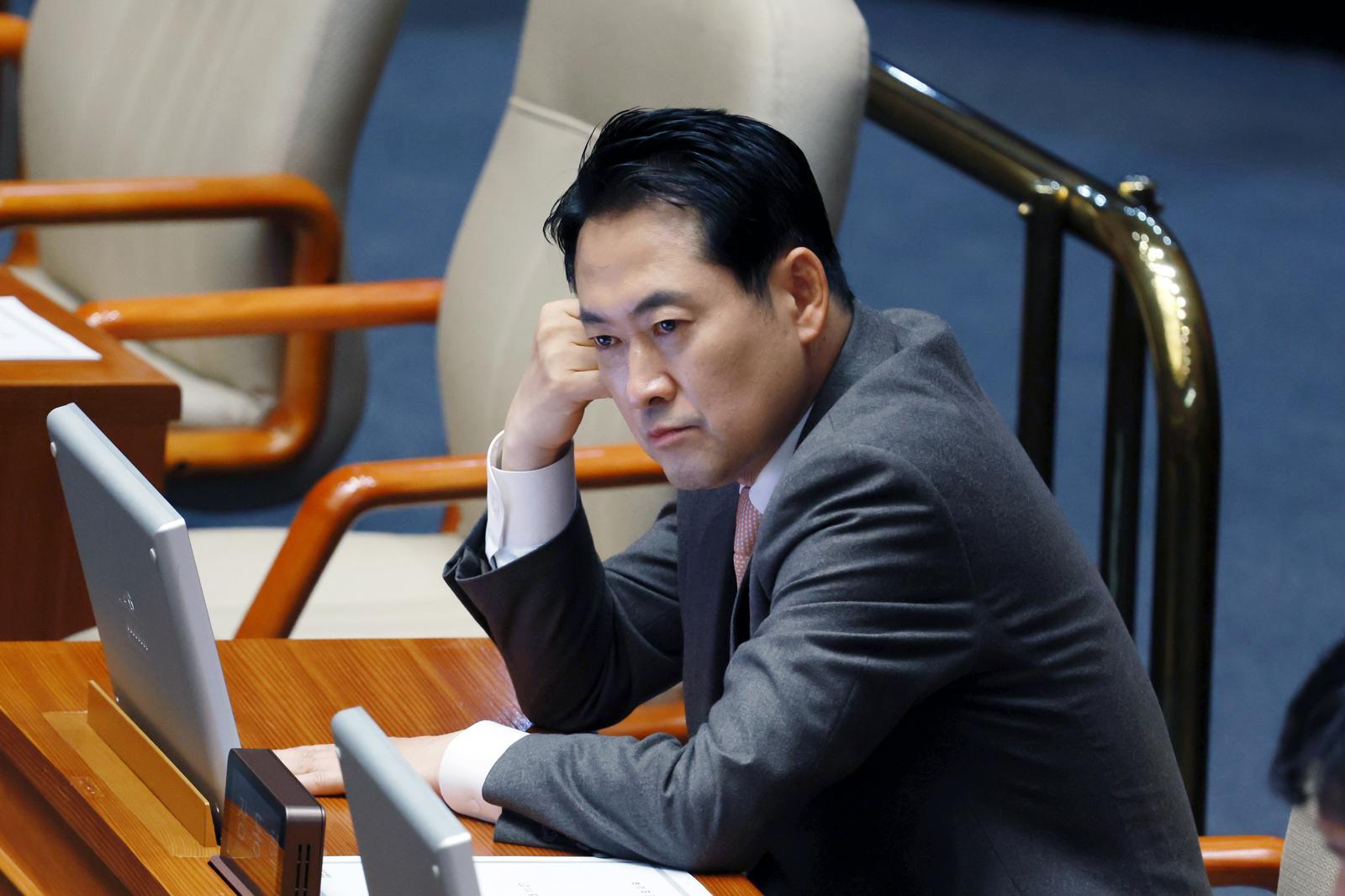 장동혁 국민의힘 대표가 27일 서울 여의도 국회에서 열린 제429회국회(정기회) 제13차 본회의에서 생각에 잠겨 있다. 2025.11.27. 뉴시스