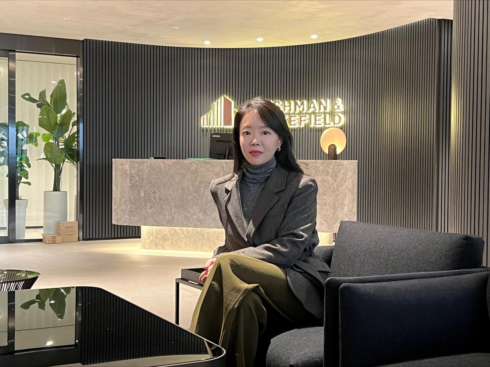 쿠시먼앤드웨이크필드의 전혜원 글로벌코리아데스크 팀장. 뉴욕에서 대학을 나온 전 팀장은 한국에서 방송 기자로 일하다 2018년 부동산 서비스 업계로 이직했다. 그는 ‘촉박한 마감에 맞춰 야마(주제)를 잡아 보고서를 작성한다’는 점에서 이 일이 기자직과 비슷한 점도 있다고 설명한다. 쿠시먼앤드웨이크필드 제공