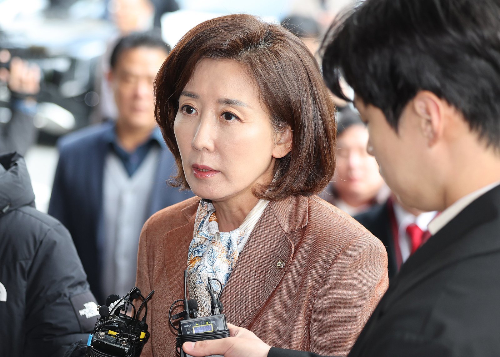 나경원 국민의힘 의원이 20일 서울 양천구 남부지법에서 열린 ‘자유한국당 패스트트랙(신속처리안건) 충돌 사건’ 1심 선고 공판에 출석하며 취재진 질문에 답하고 있다. 2025.11.20/뉴스1