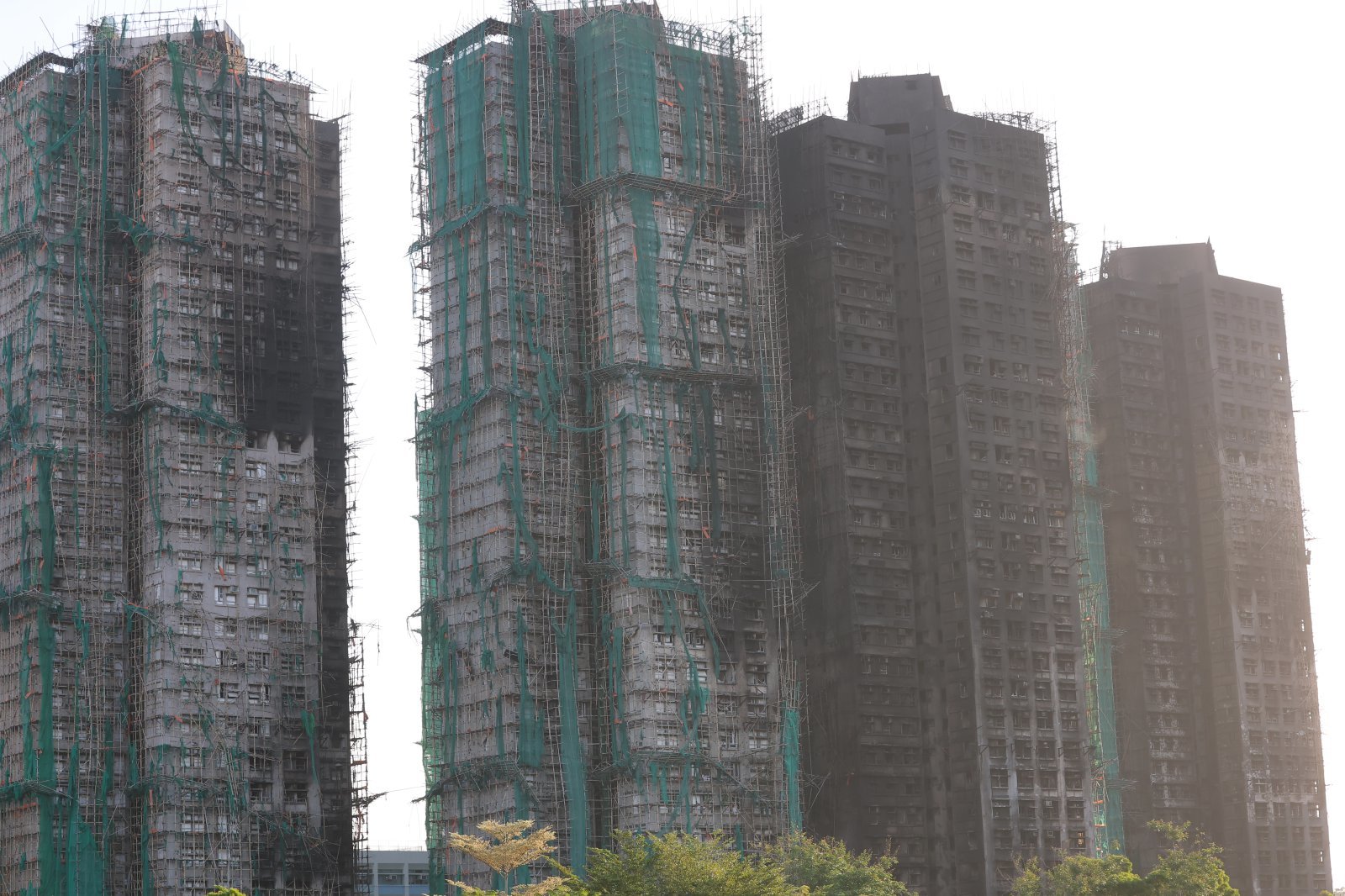 28일(현지시간) 홍콩 타이포 지역 왕 푹 콕 아파트 단지 화재 현장 모습. 주불은 진압됐지만, 아직 잔불이 남아 있어 소방 작업이 지금도 진행 중이다. 2025.11.28 뉴스1