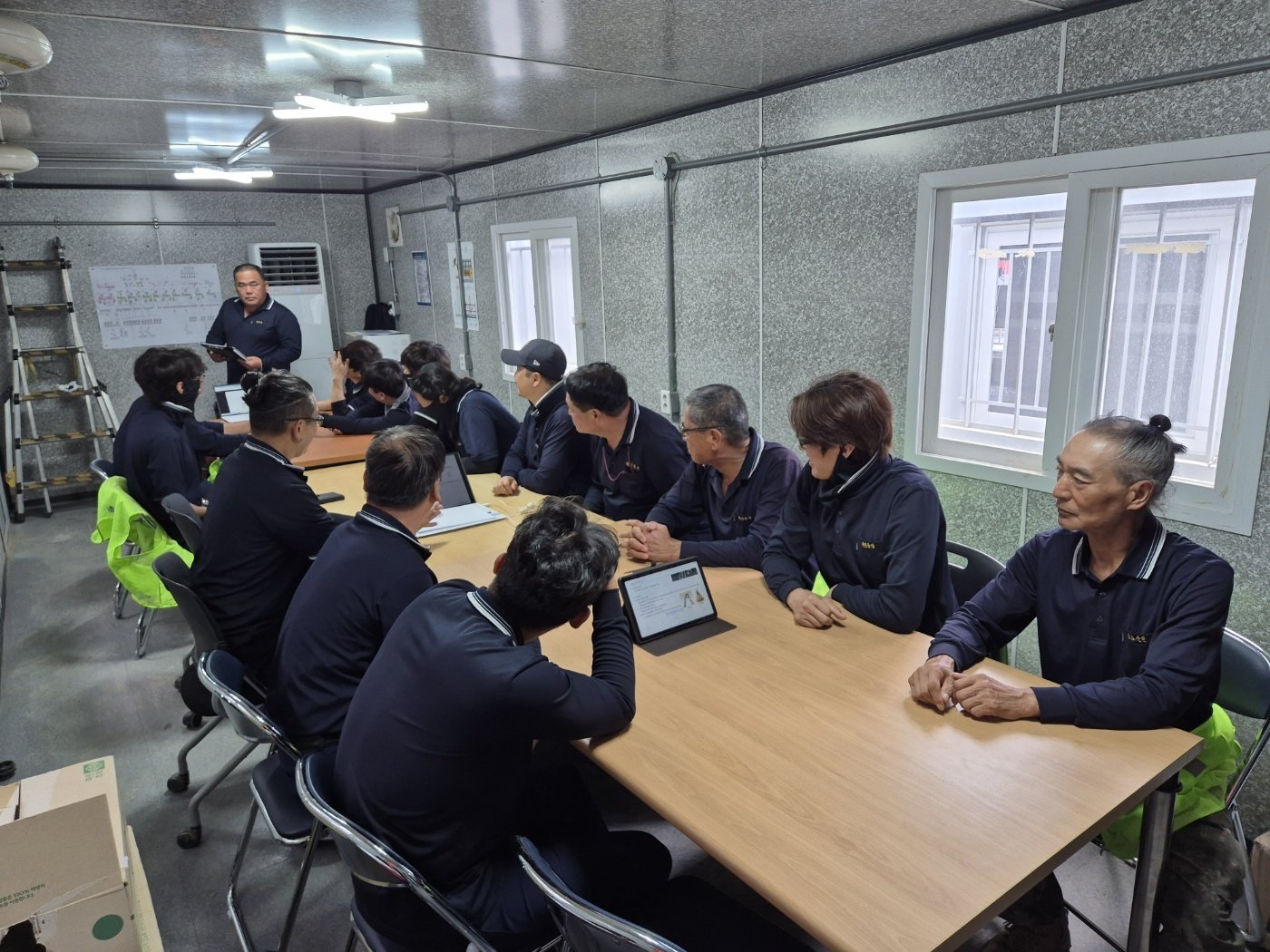 현장 투입 전 구조나 환경을 파악하기 위해 회의가 진행 중인 모습