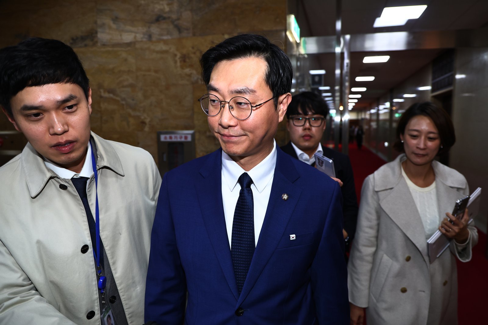장경태 더불어민주당 의원이 27일 오후 서울 여의도 국회에서 질문을 받으며 이동하고 있다. 뉴시스