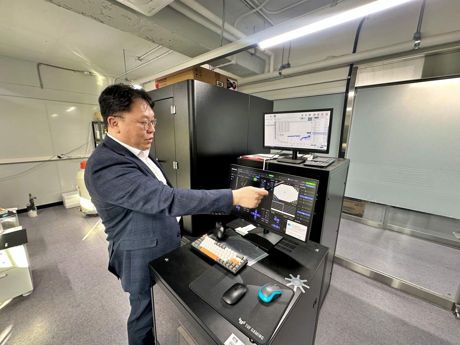 연구 성과를 설명하는 정현종 대표의 모습 / 출처=IT동아