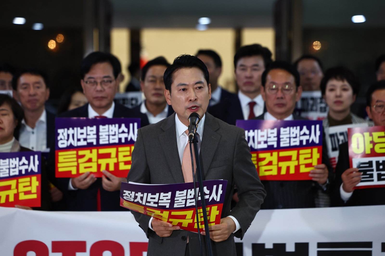 장동혁, 계엄 사과 요구에 “대여투쟁 일정 등 감안해 고민”