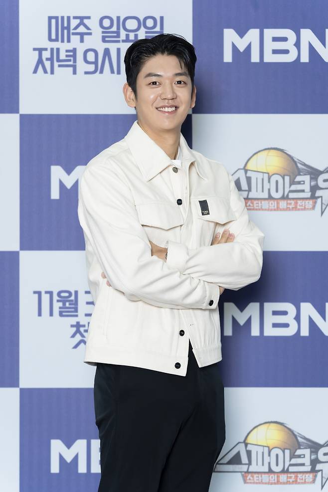 이용대, 윤채경과 열애설 침묵 “넘어가달라”
