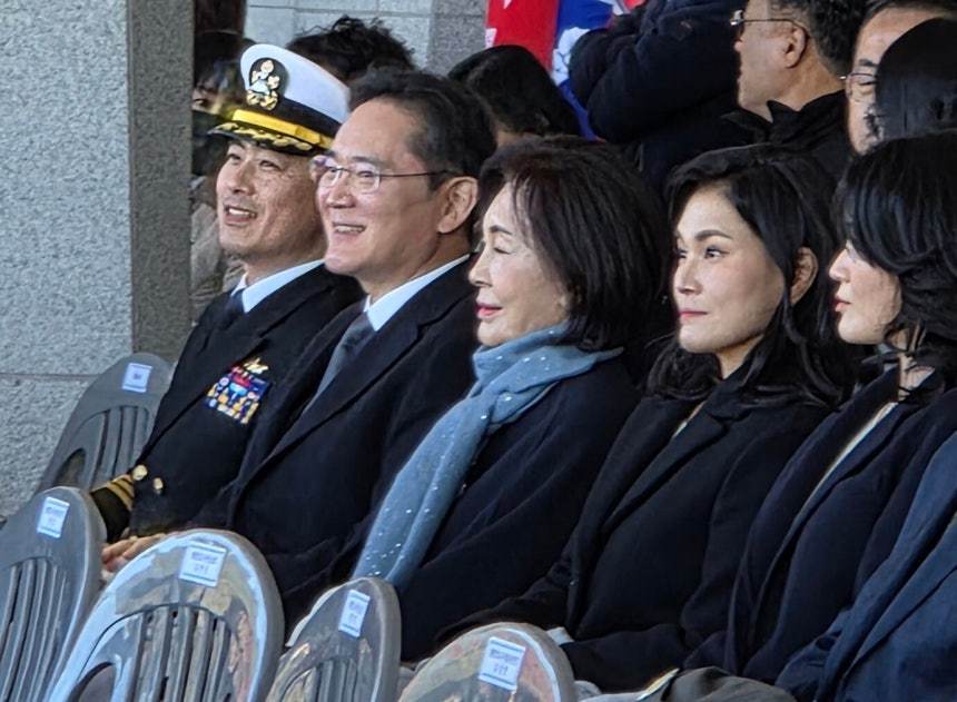 이재용 삼성전자 회장이 28일 경남 창원시 해군사관학교에서 열린 제139기 해군·해병대 사관후보생 수료 및 임관식에 홍라희 삼성미술관 리움 명예관장, 이서현 삼성물산 사장과 함께 참석해 자리하고 있다. 이 회장의 장남 지호 씨는 이날 해군 소위로 임관했다. 2025.11.28/뉴스
