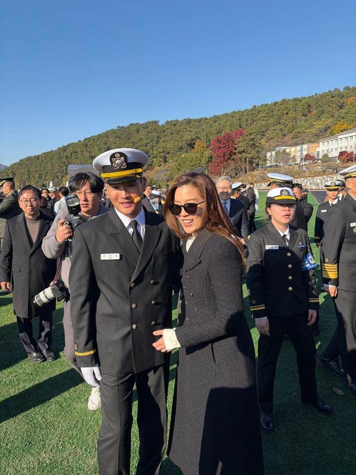 임세령 대상홀딩스 부회장이 28일 오후 경남 창원시 진해구 해군사관학교에서 열린 제139기 해군 사관후보생 임관식에 참석해 장남 지호씨의 소위 임관을 축하했다. 사진=공동취재단