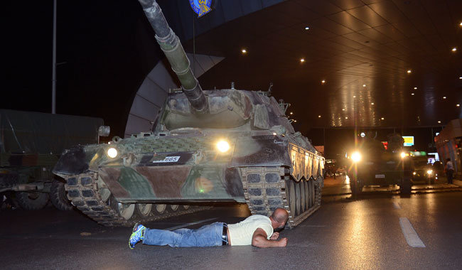 2016년 7월 16일(현지 시간) 새벽 튀르키예 이스탄불 아타튀르크 국제공항 앞에 군부 쿠테타 세력의 탱크가 나타나자 한 시민이 그 앞에 엎드려 온 몸으로 탱크를 막고 있다. 이스탄불=AP 뉴시스