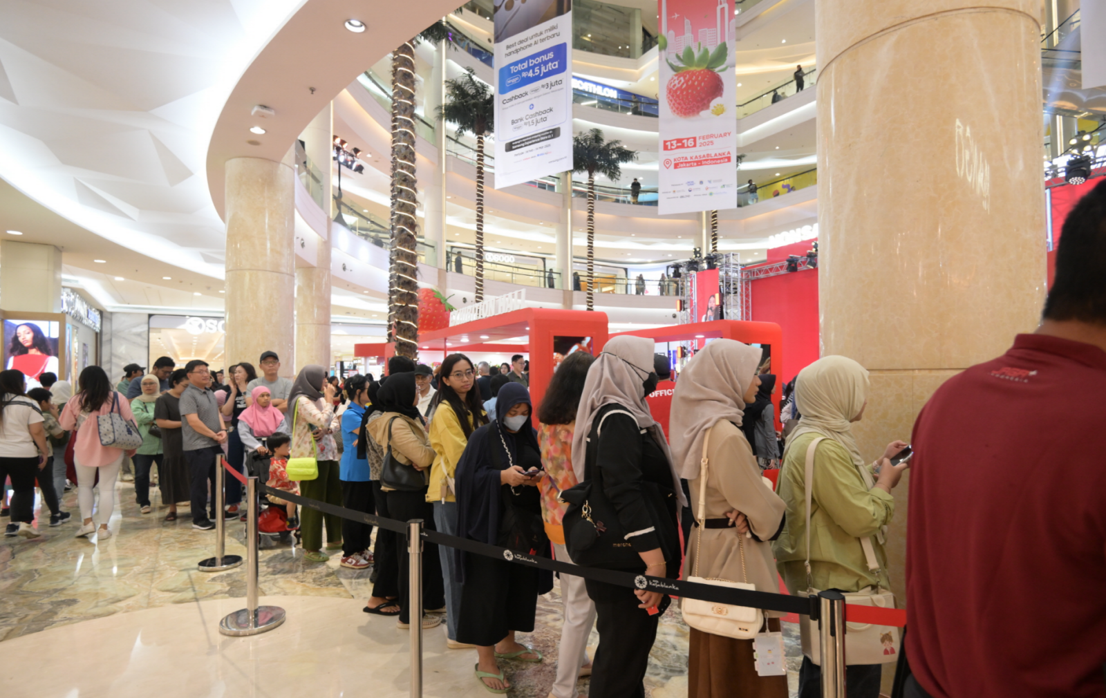 논산딸기를 구매 하기 위해 길게 줄서있는 자카르타 현지인들 모습. 사진=논산시 제공