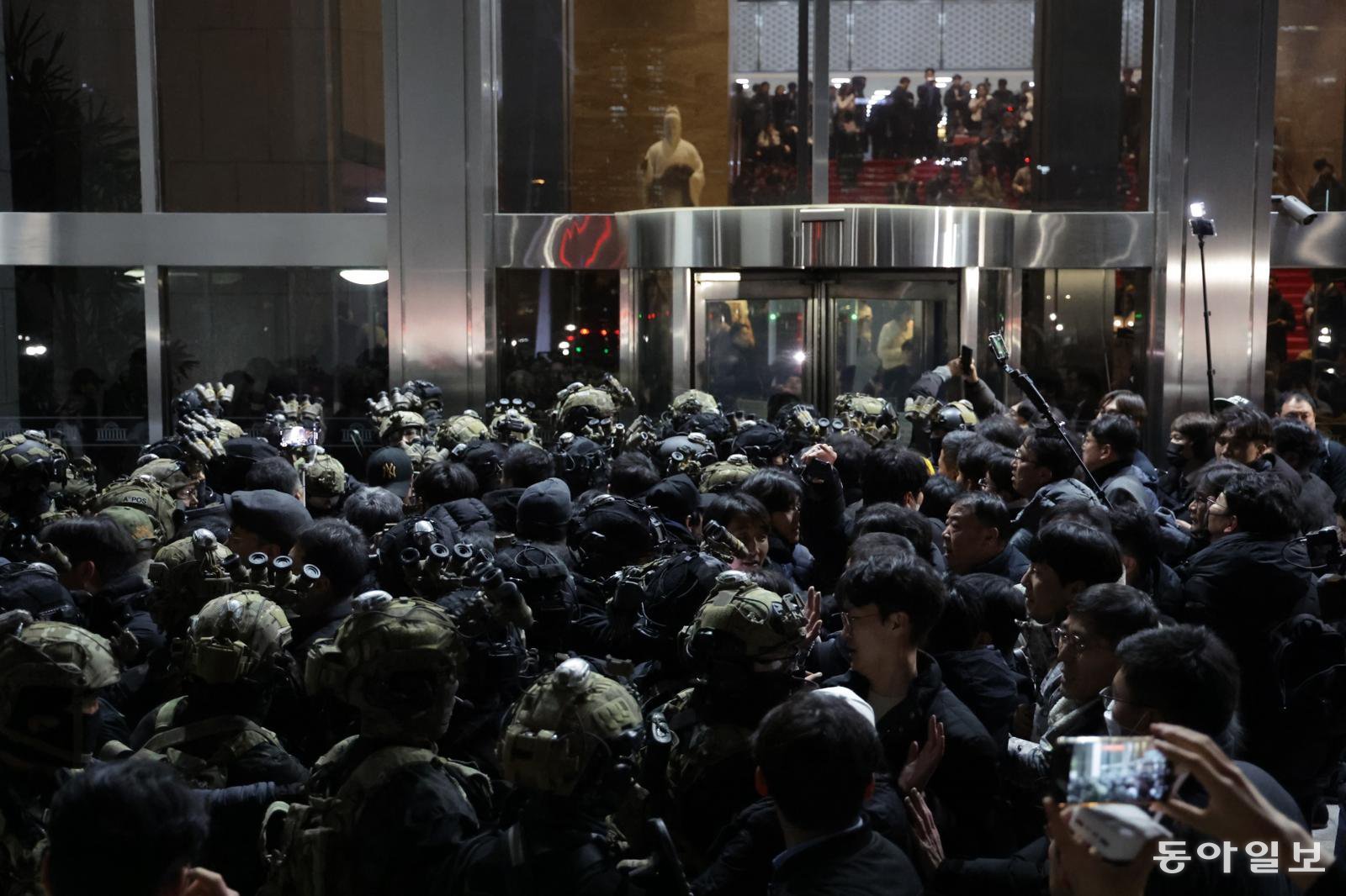 지난해 12월 4일 서울 여의도 국회에 계엄군들이 진입하고 있다. 박형기 기자 oneshot@donga.com