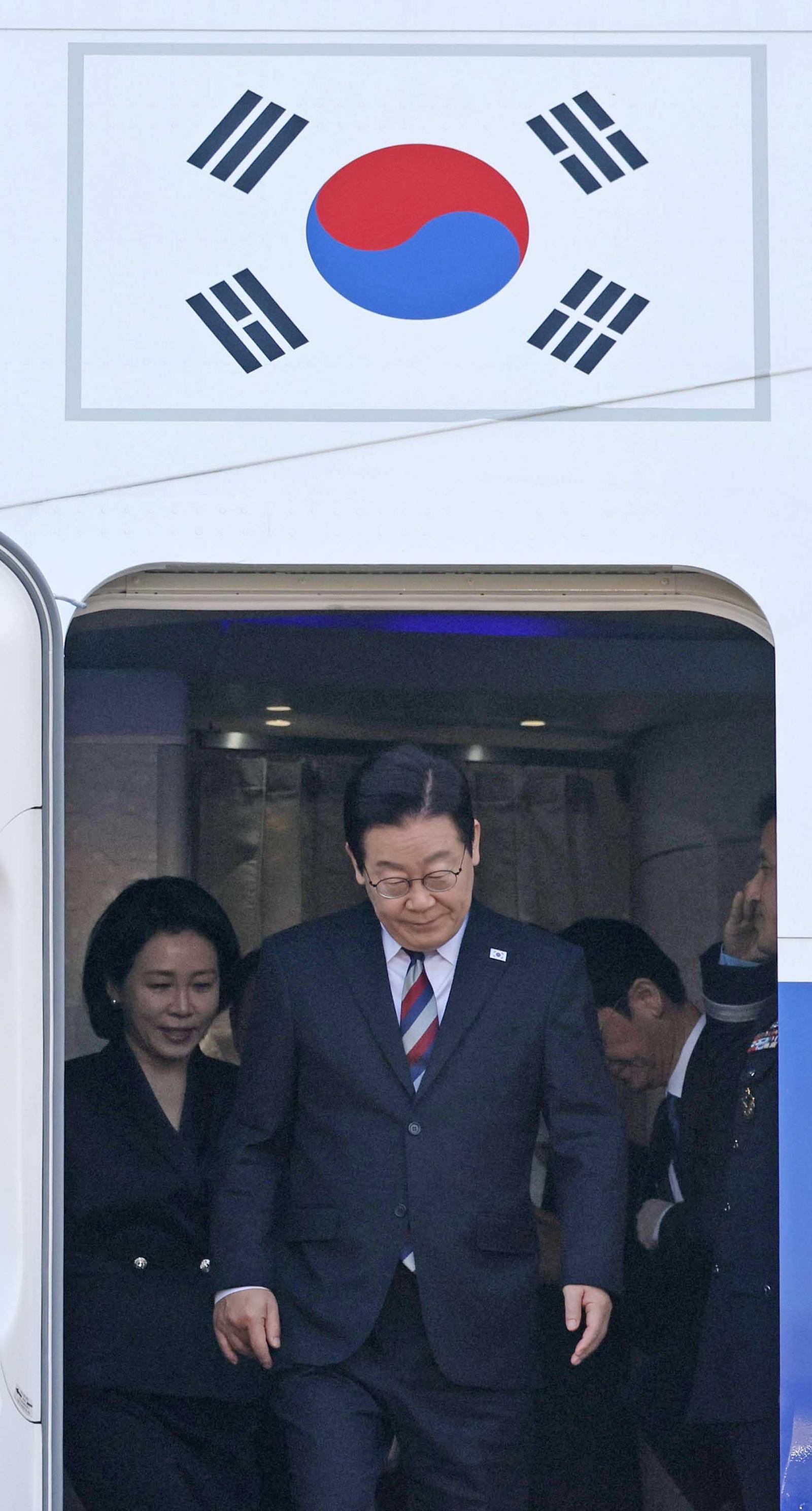 26일 중동 순방을 마친 이재명 대통령과 김혜경 여사가 성남 서울공항에 도착 뒤 전용기인 공군 1호기에서 내리고 있다. 대통령실사진기자단