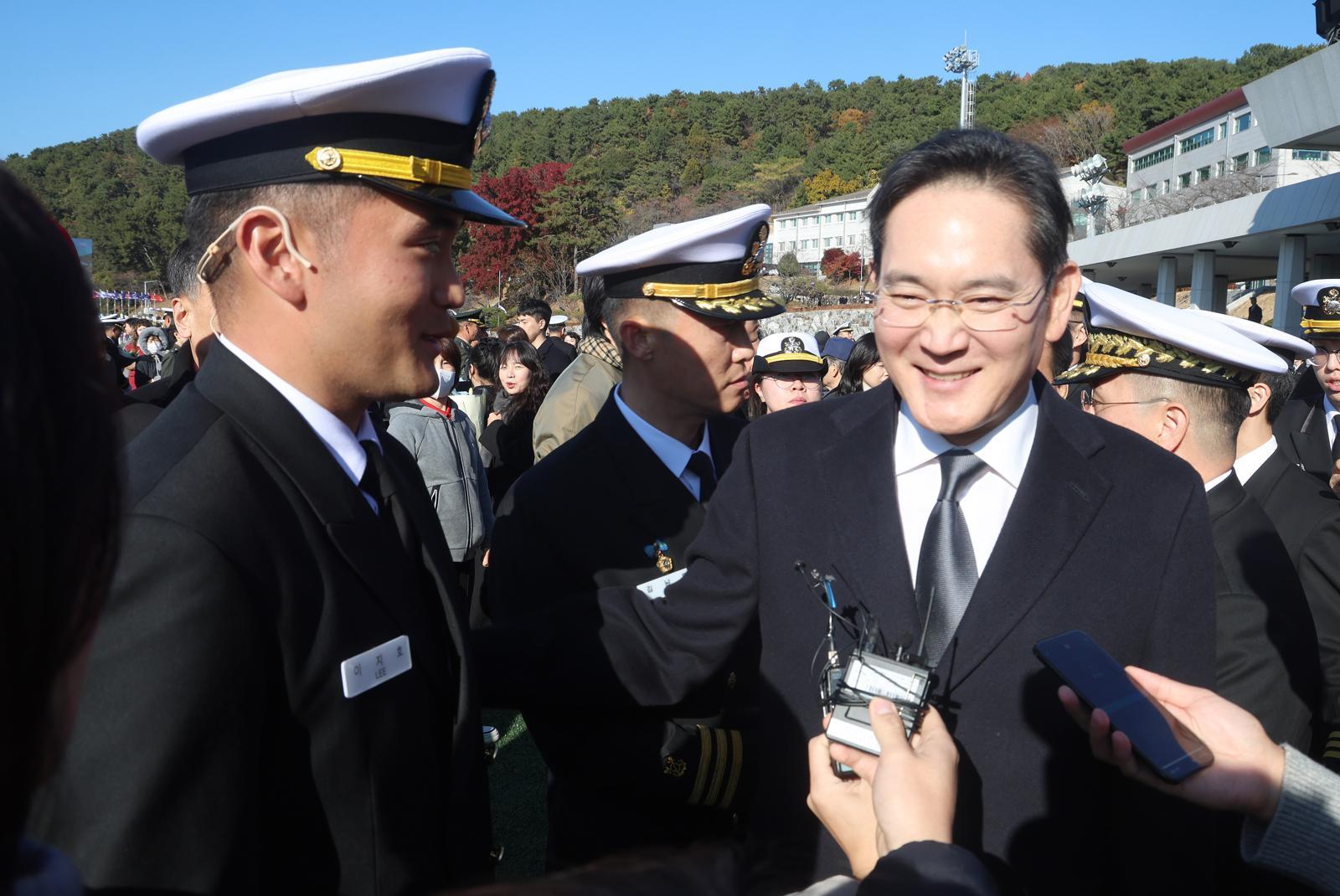 이재용 삼성전자 회장이 28일 경남 창원시 진해구 해군사관학교 연병장에서 열린 제139기 해군·해병대 사관후보생 수료 및 임관식에서 아들 이지호 소위를 격려하고 있다. 2025.11.28. 공동취재