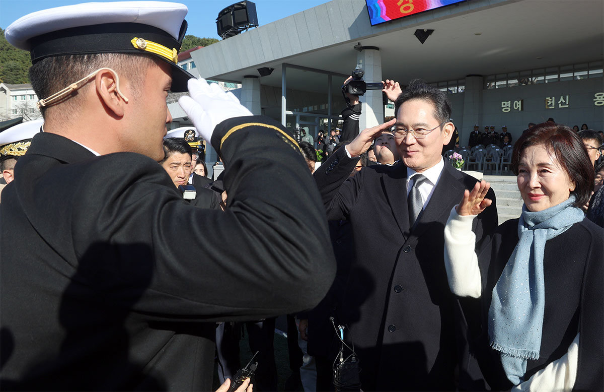 이재용 삼성전자 회장과 홍라희 삼성미술관 리움 명예관장이 28일 경남 창원시 진해구 해군사관학교 연병장에서 열린 제139기 해군·해병대 사관후보생 수료 및 임관식에서 아들 이지호 소위에게 경례를 받고 있다. 2025.11.28. 공동취재