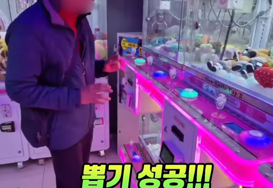 닷새 넘게 행방이 묘연했던 실종자가 거리에서 라이브 방송을 하던 유튜버의카메라에 포착돼 가족의 품으로 무사히 돌아갔다. 출처=유튜브 채널 이로이 갈무리