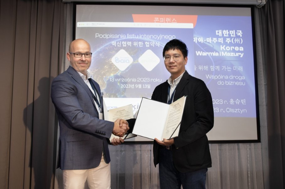 폴란드 바르미아-마주리 기업과 체결식을 진행하는 김희겸 대표(오른쪽) / 출처=가야바이오