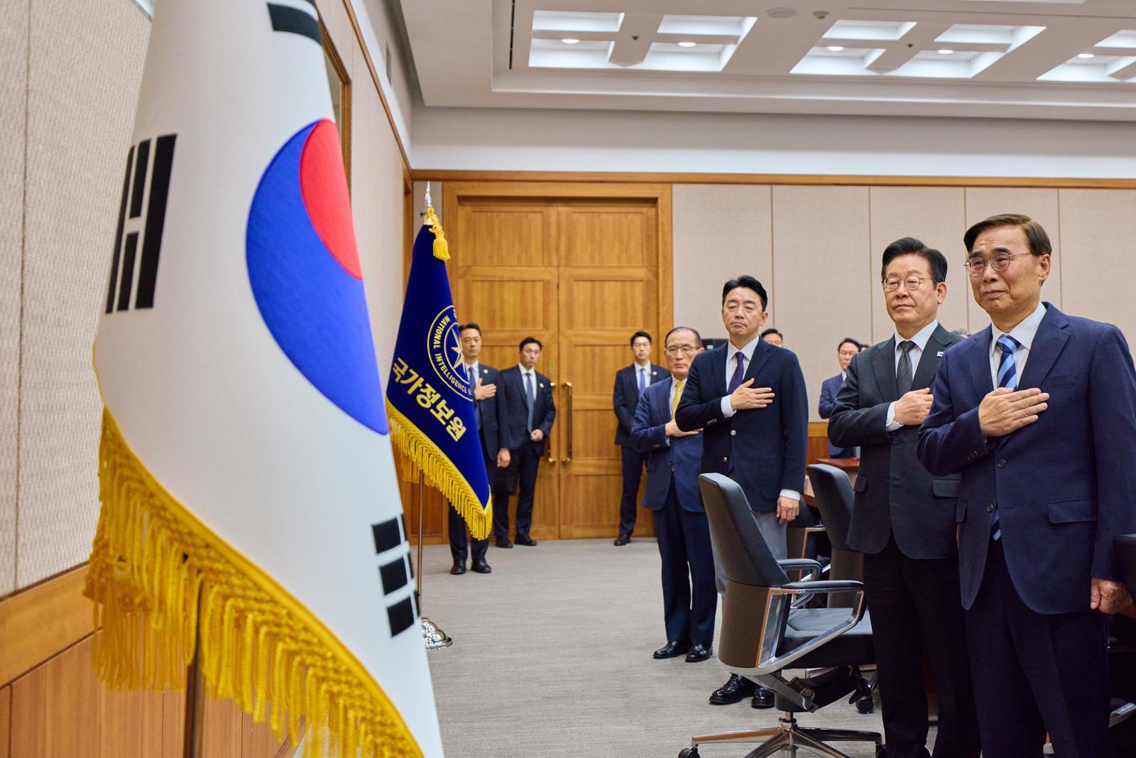 이재명 대통령이 28일 국가정보원에서 열린 업무보고에 앞서 국민의례를 하고 있다. (대통령실 제공) 2025.11.28 뉴스1