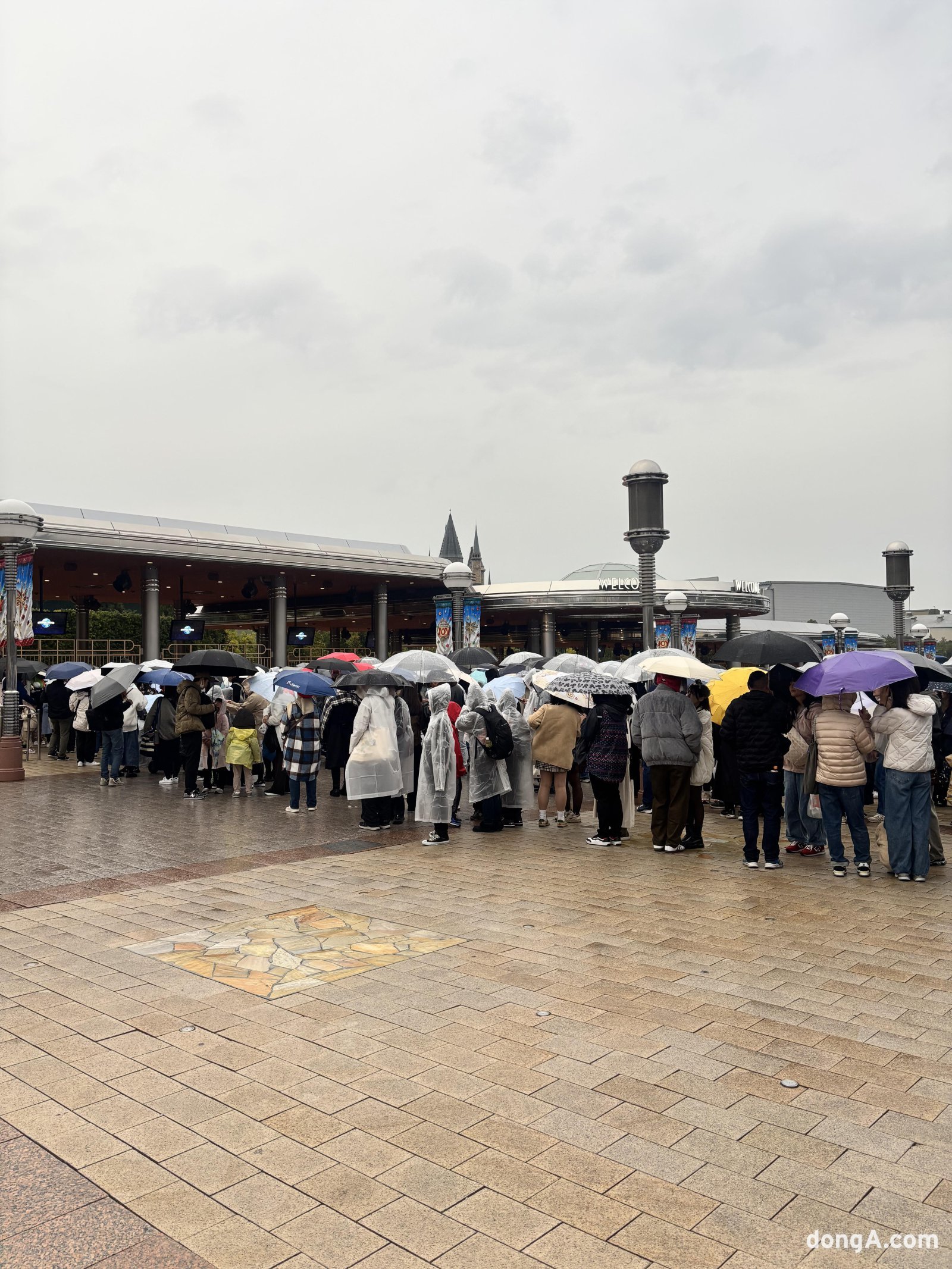 유니버설스튜디오재팬 개장 전 입구에 관람객이 줄을 서 있다. 황소영 기자 fangso@donga.com