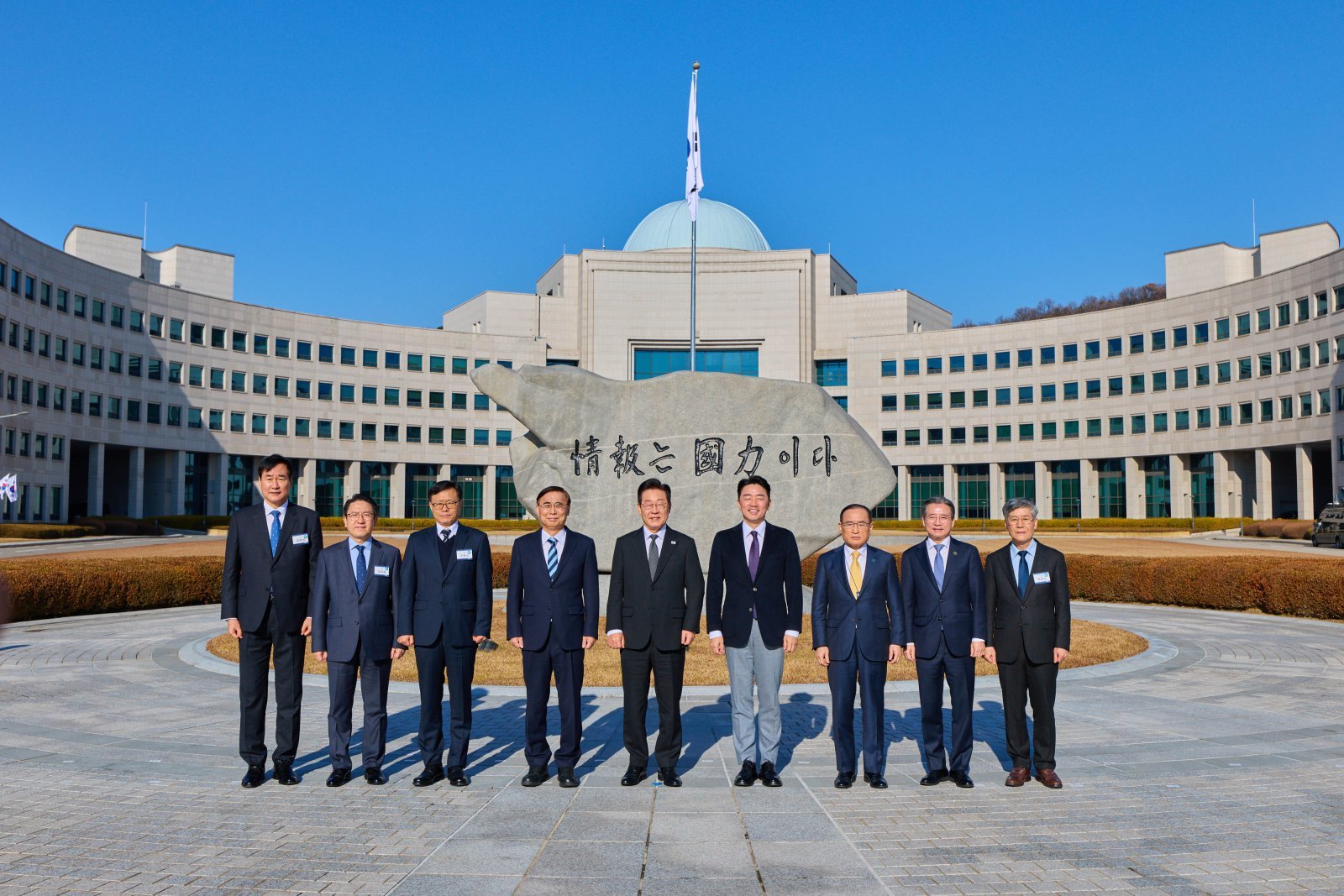 이재명 대통령이 28일 국가정보원을 방문해 이종석 원장, 강훈실 비서실장, 위성락 국가안보실장 등 참석자들과 기념촬영을 하고 있다. 2025.11.28/대통령실 제공