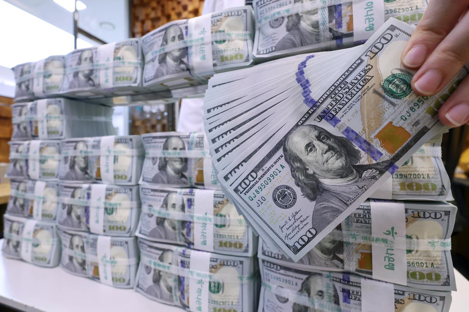 5일 서울 중구 하나은행 위변조대응센터에서 직원이 100달러 지폐를 살펴보고 있다, 2025.8.5 뉴스1