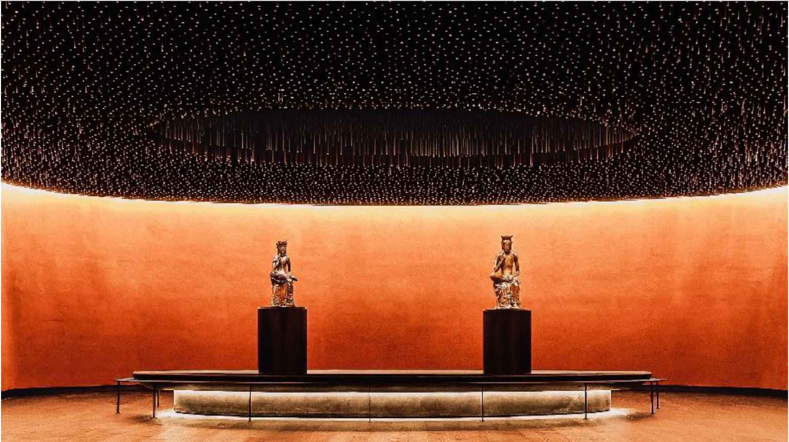 천장에 무수히 박힌 알루미늄 봉 2만1000개가 촛불인 듯, 은하수인 듯 희미하게 빛을 머금고 있다. 국립중앙박물관 제공