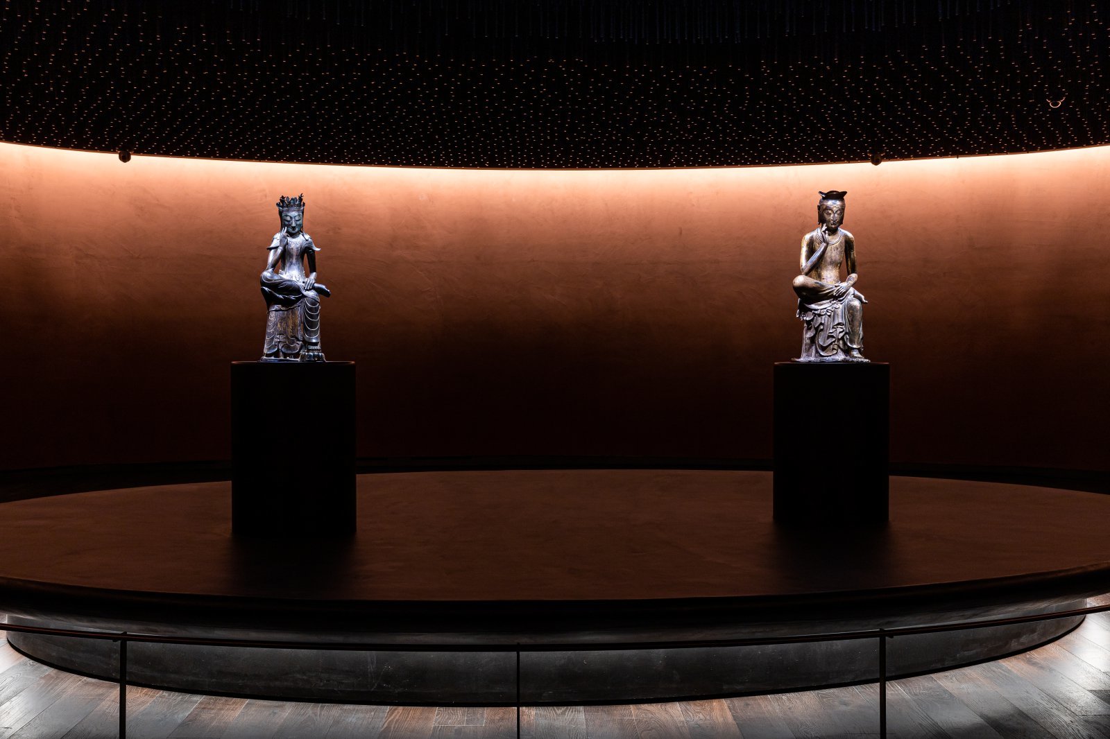 사유의 방에서 두 반가사유상을 받치고 있는 타원형 원반 모양 받침대. 두 중심을 향해 5cm가량 옴폭하다. 국립중앙박물관 제공