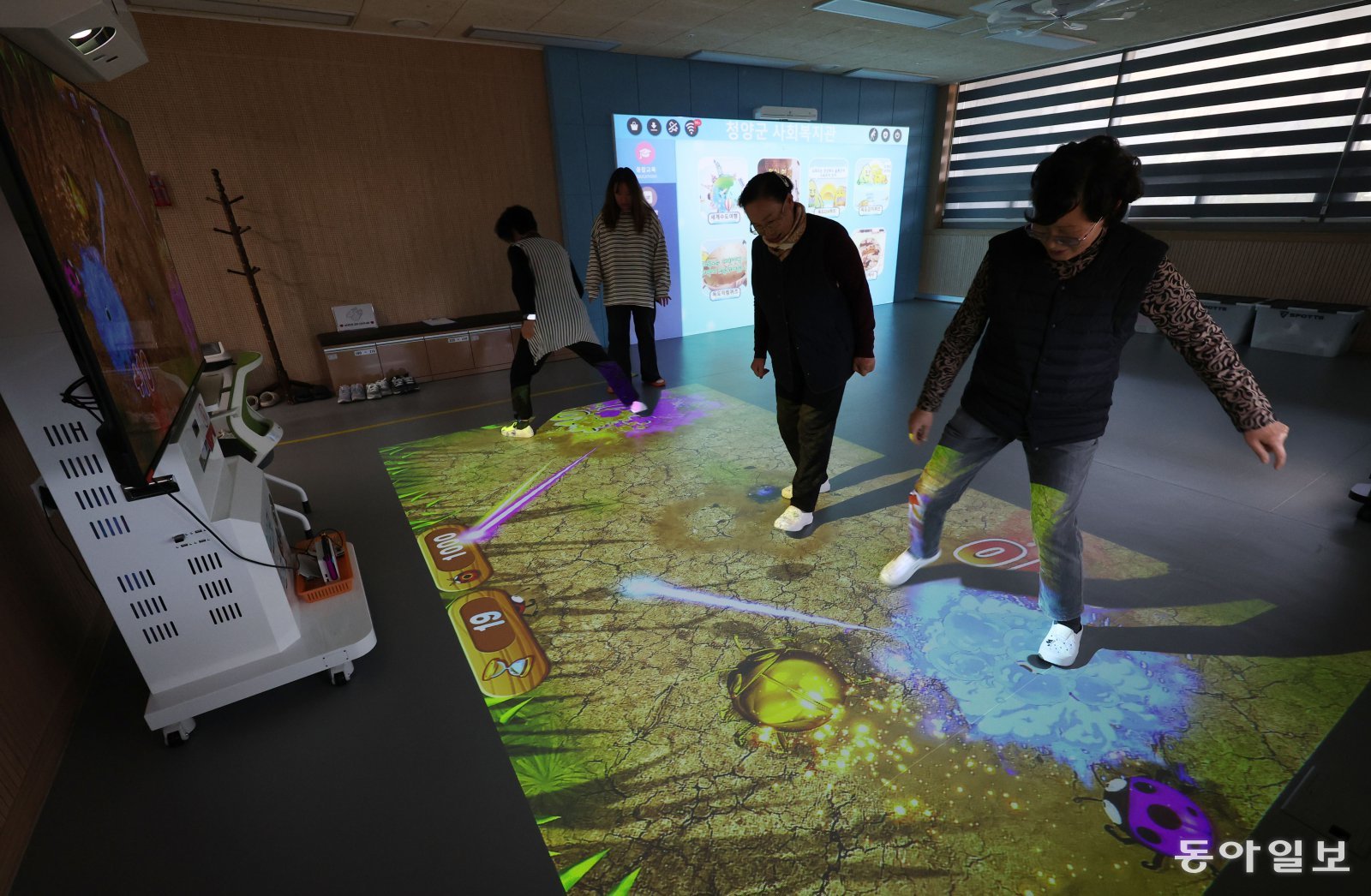 17일 청양교월 고령자복지주택 1층 정보화실에서 주민들이 증강현실(AR) 기기가 쏜 이미지를 좇는 작업치료 수업에 참여하고 있다. 청양=신원건 기자 laputa@donga.com