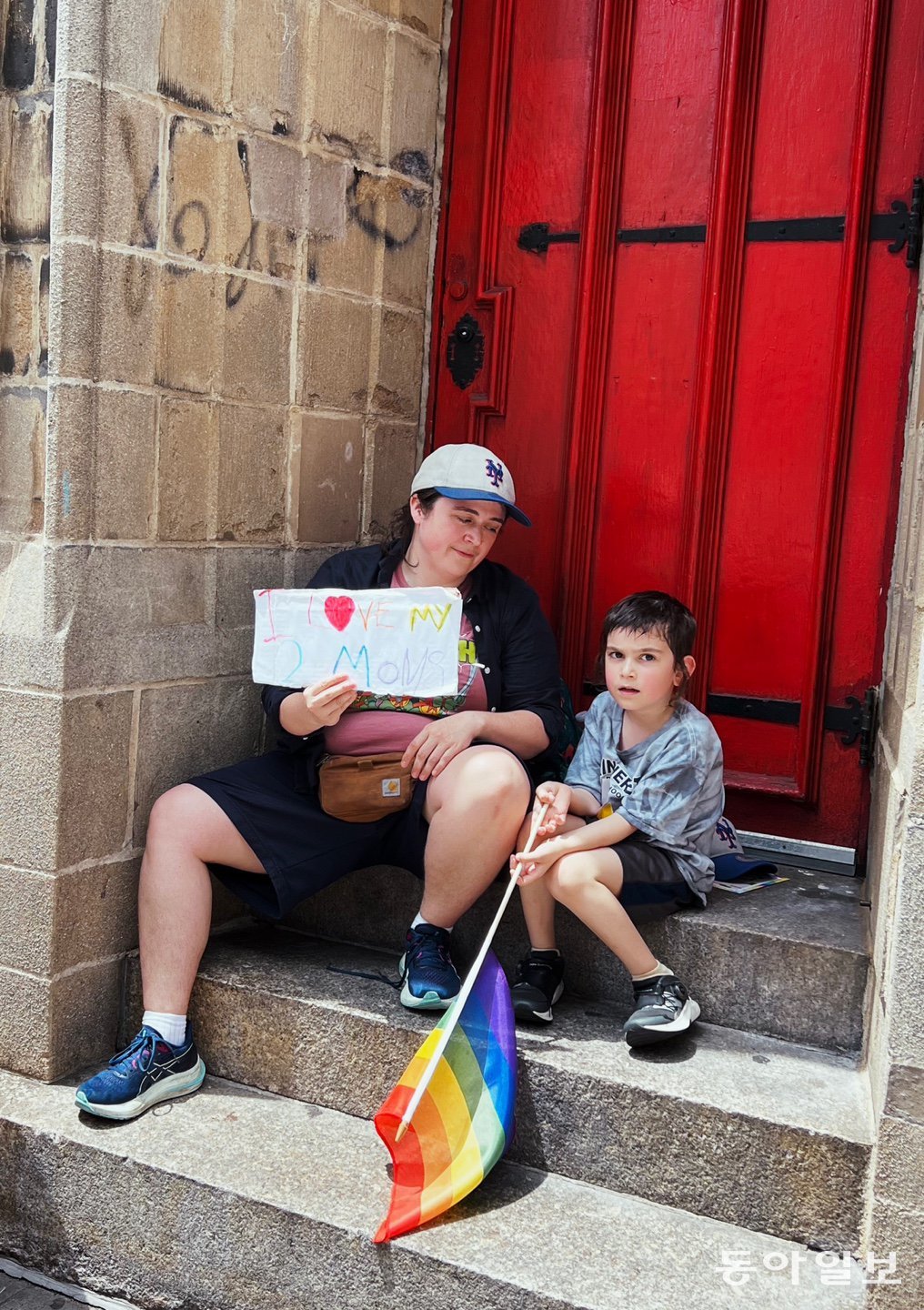 매년 여름 세계 최대 규모로 열리는 뉴욕의 성소수자 퍼레이드 현장에서 만난 엄마와 아들. 아이가 크레파스로 적은 피켓에 ‘난 우리 엄마 두명을 사랑해요(I LOVE MY 2MOMS)’라고 적혀있다. 뉴욕=임우선 특파원 imsun@donga.com