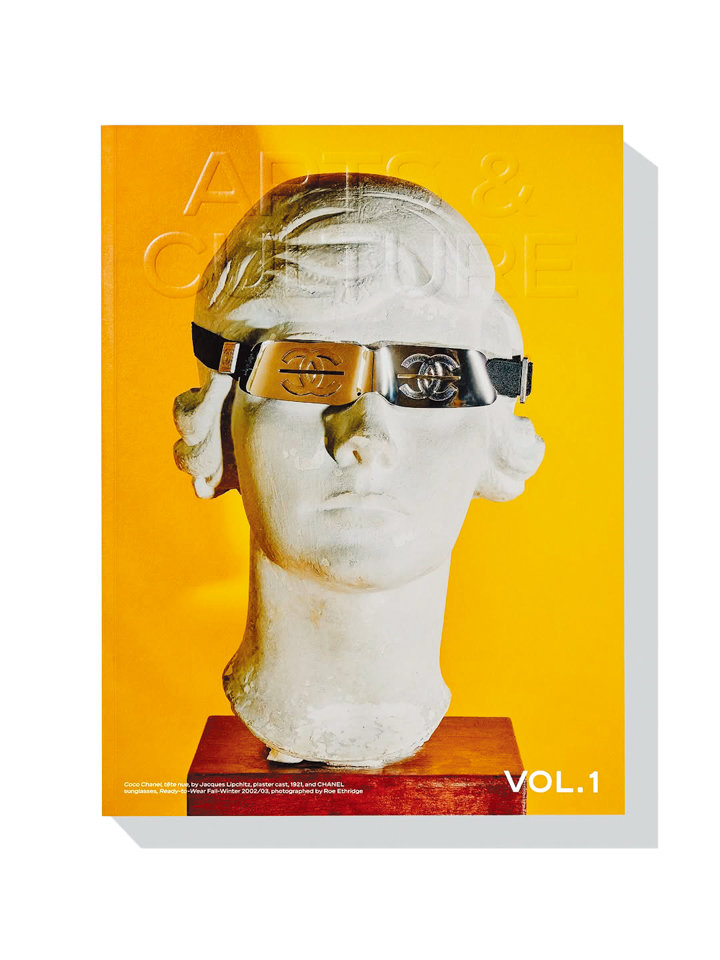 샤넬의 매거진 ‘아트&컬처’는 250페이지에 달하는 비주얼 아트 북 형태로, 패션 화보 대신 예술가들의 시선과 이야기를 담았다. 인스타그램