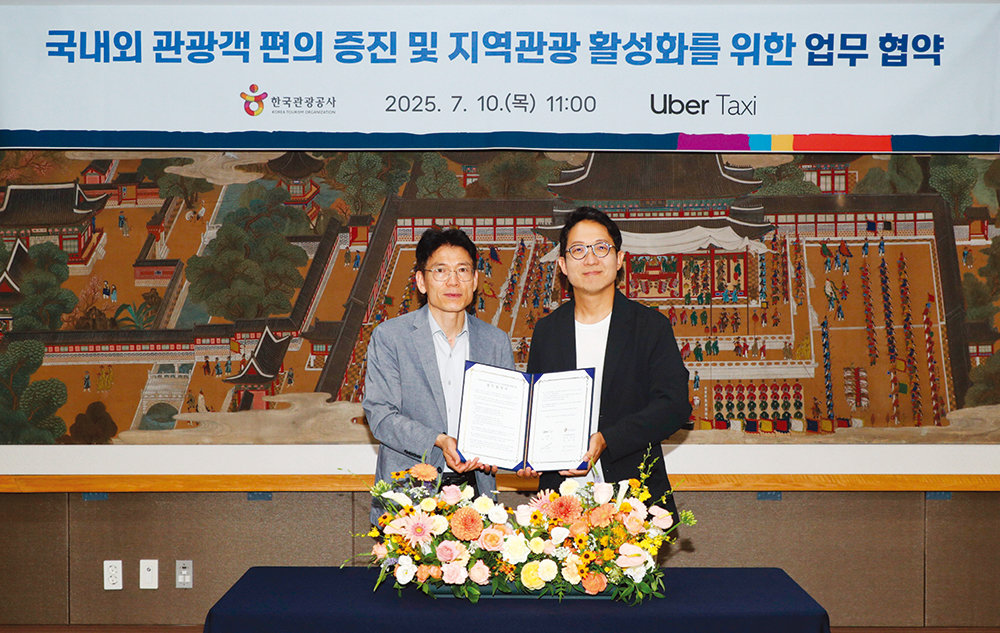 우버 택시 코리아 송진우 총괄(우)과 한국관광공사 이상민 국민관광본부장 직무대리(좌)가 7월 10일 열린 업무협약식에서 기념촬영을 하고 있다. 우버 택시 제공