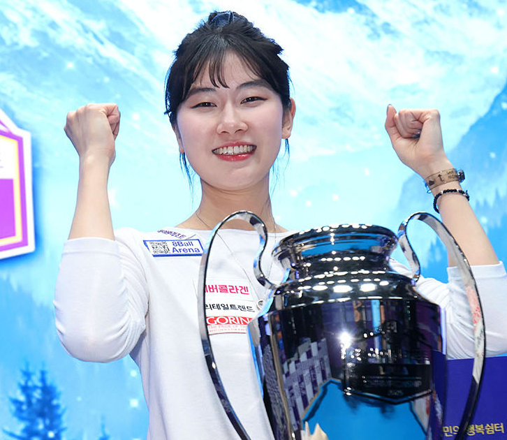 이미래가 대회 우승 이후 트로피 앞에 선 모습. 프로당구협회(PBA) 제공