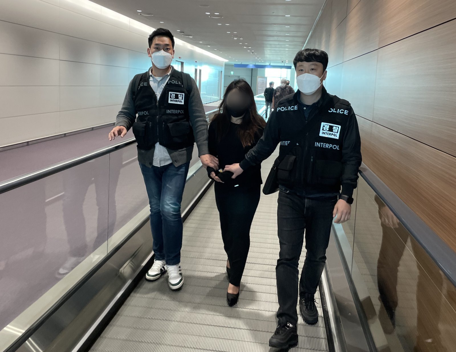 동남아 3대 마약왕으로 불리는 탈북자 출신 최정옥(38)이 2022년 4월 1일 국내로 압송되는 모습.경찰청 제공